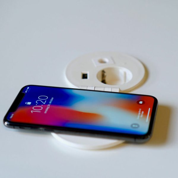 Kenson circle80 disq - 1xstikk, 2xusb (a+c, 2.1a), trådløs lader, hvit